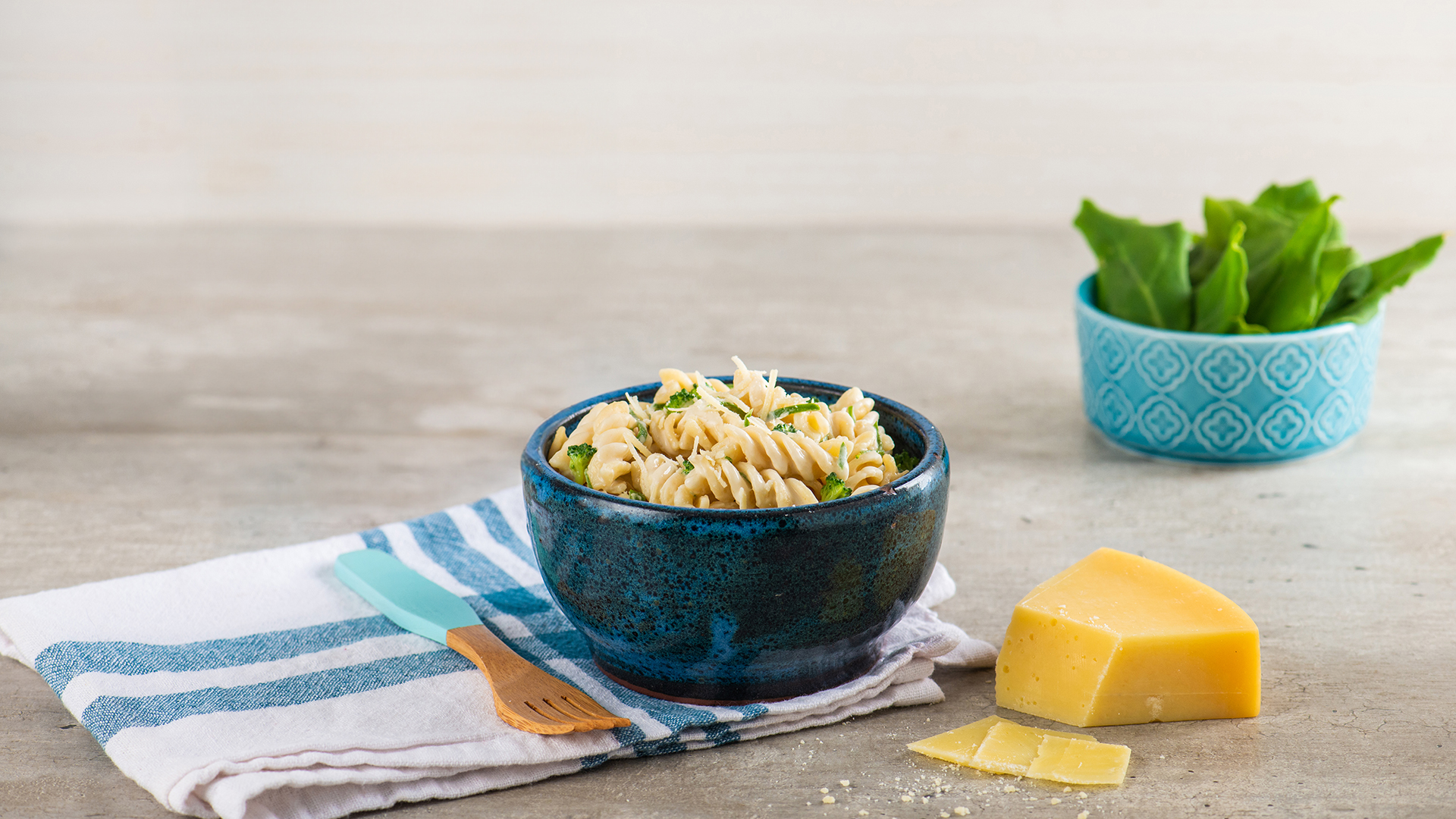 Pasta corta con salsa de queso y vegetales