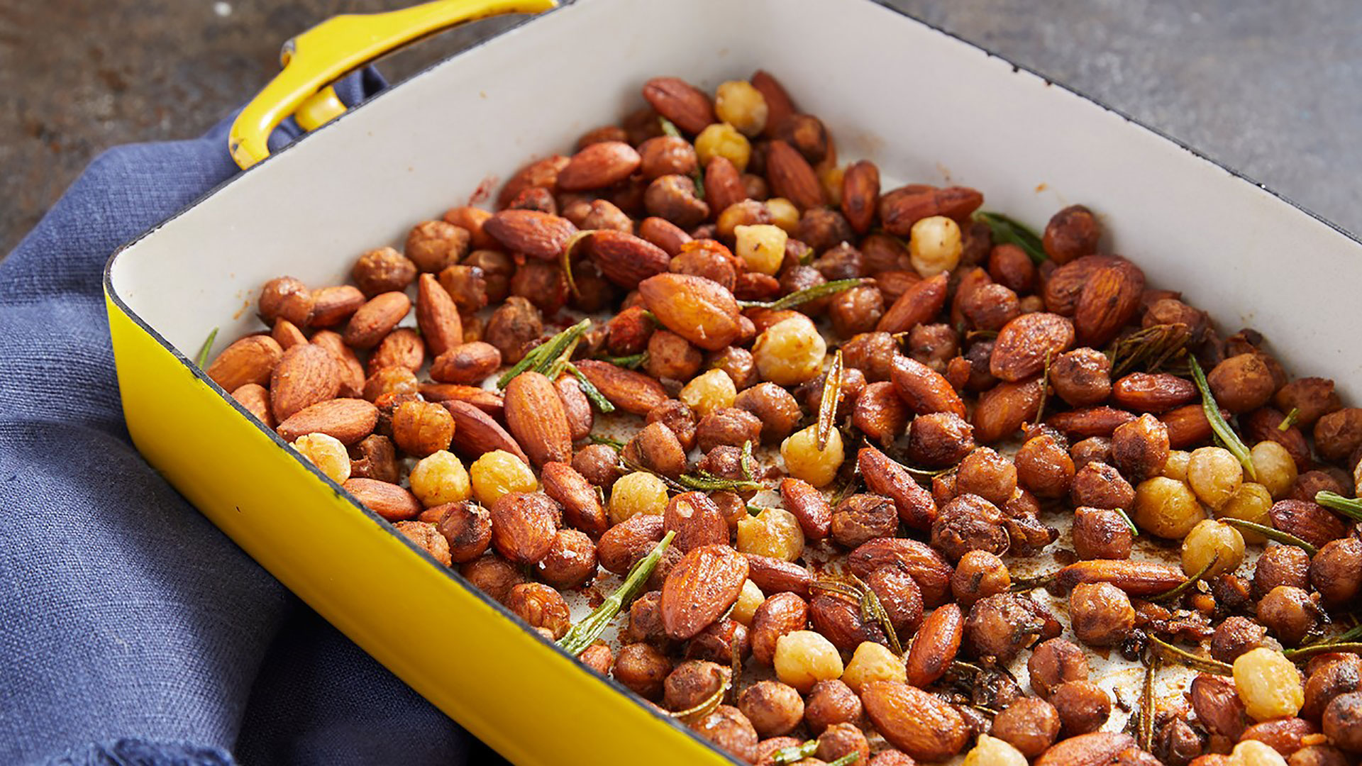 Garbanzos y almendras rostizadas con paprika