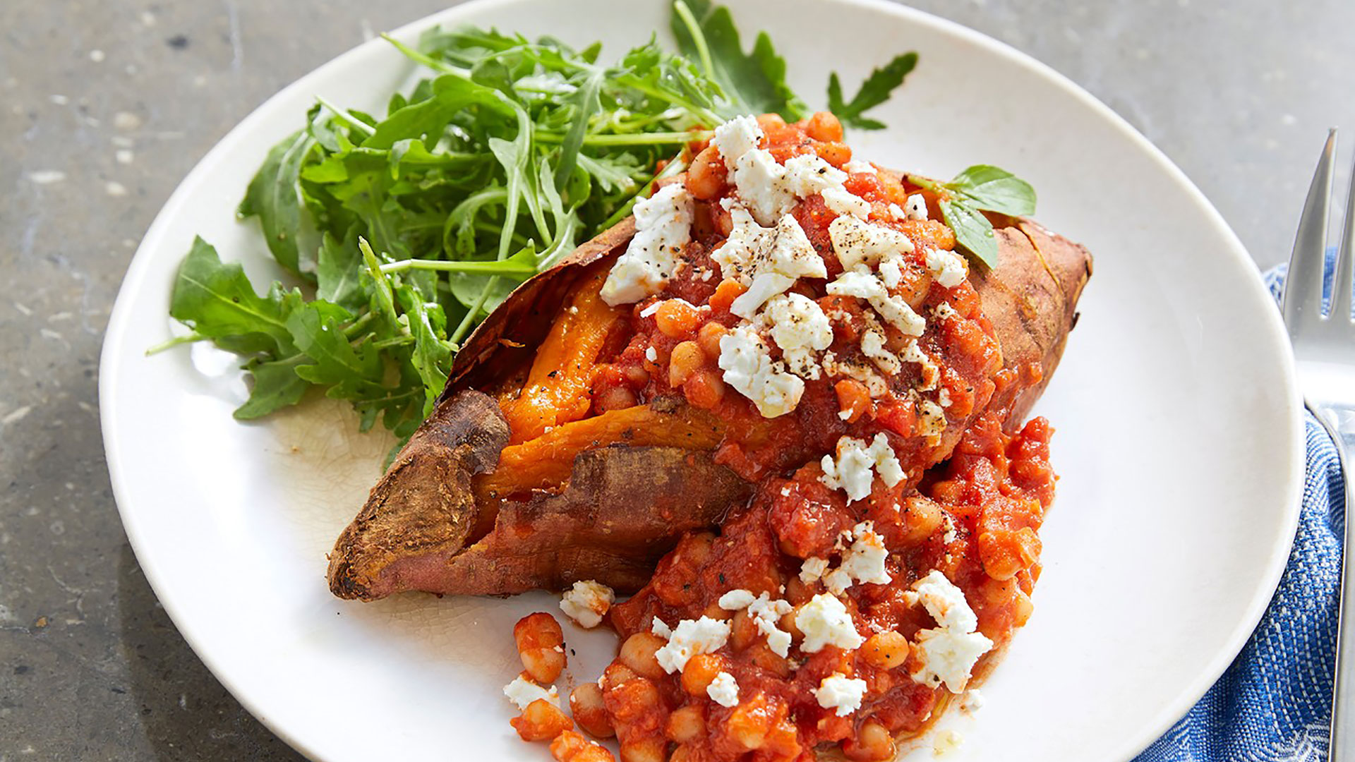 Camote con frijoles horneados y queso feta
