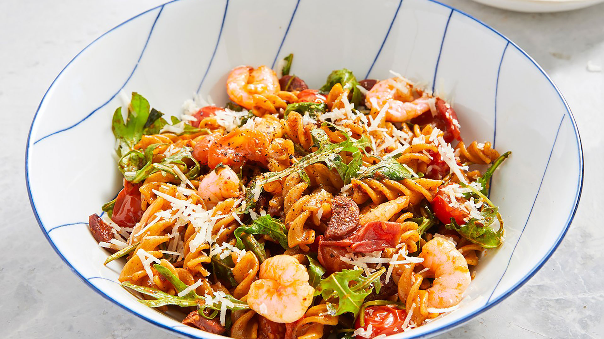 Pasta con tomate, chorizo y camarones